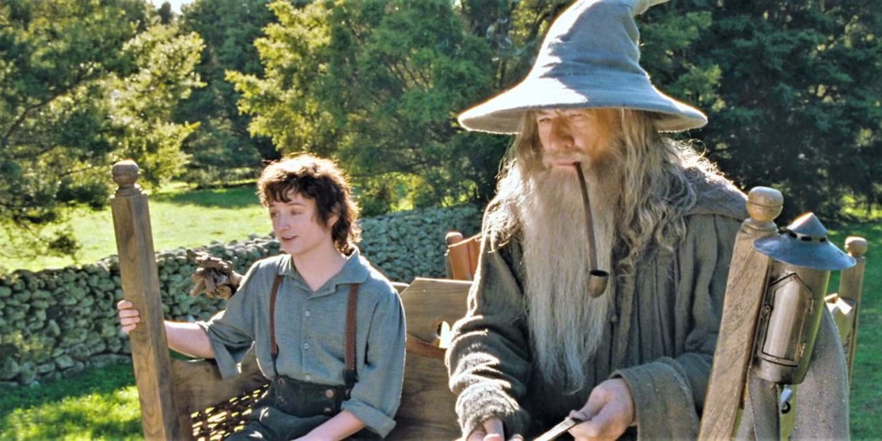 Frodo e Gandalf em um carrinho em The Shire em 'Commissionha of the Ring'