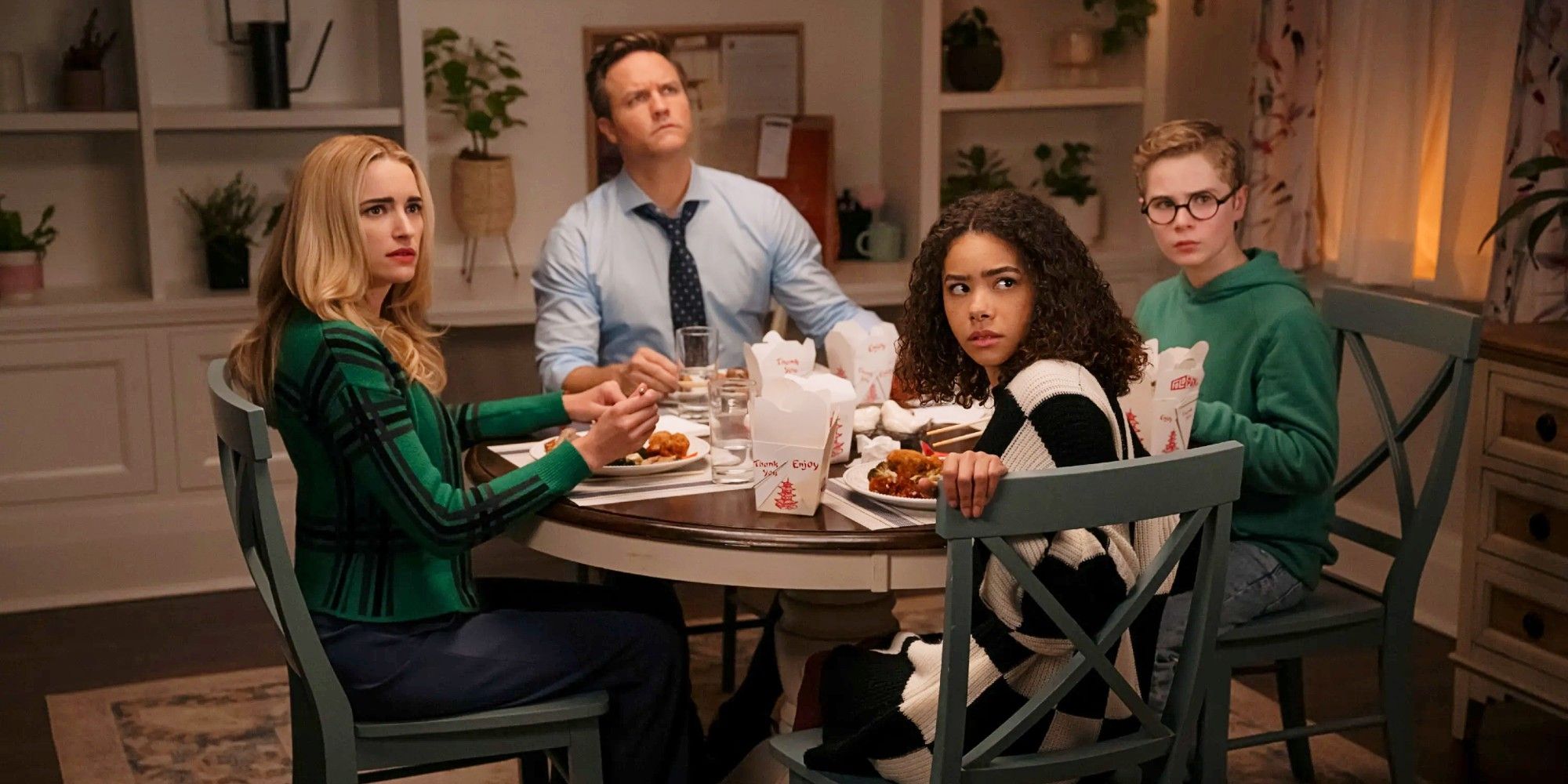 Georgia, Paul, Ginny, and Austin eating dinner together in Ginny and Georgia Season 3.