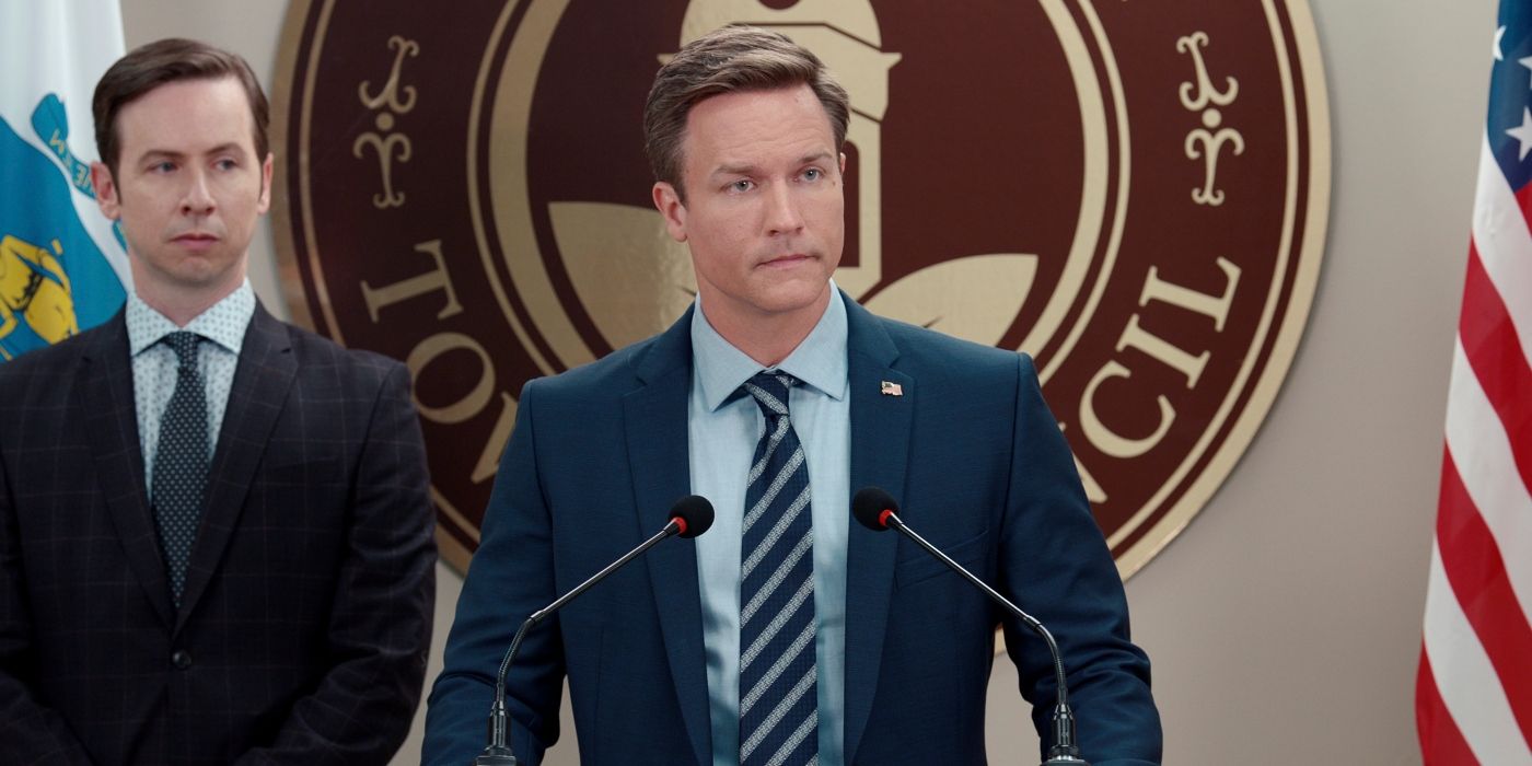 Scott Porter as Paul making an announcement in Ginny & Georgia.