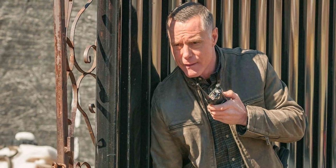 Hank Voight (Jason Beghe) Dışarıda Chicago PD bölümünde elinde radyo ile