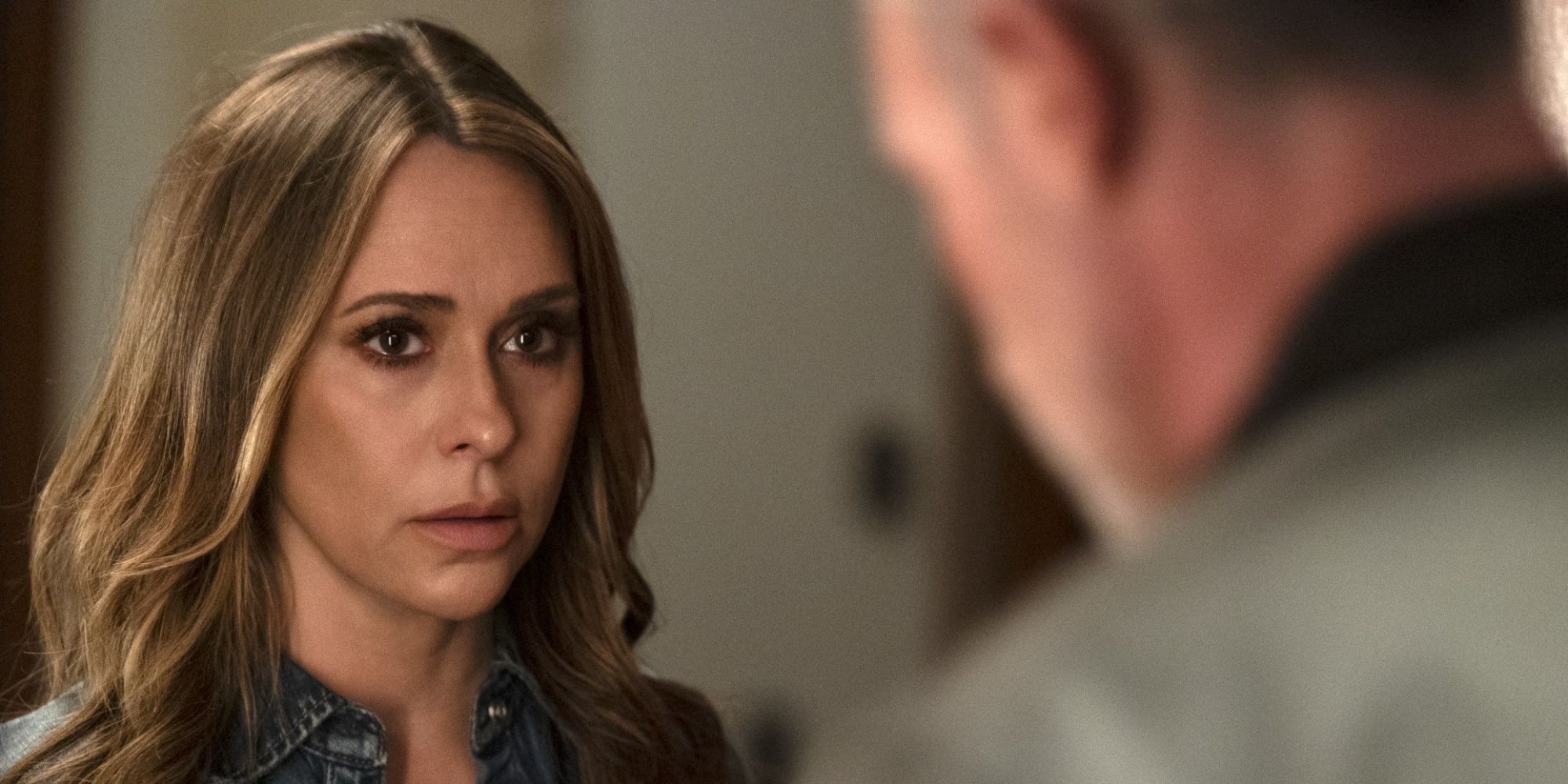 Jennifer Love Hewitt as Julie James standing across from Freddie Prinze Jr in I Know What You Did Last Summer