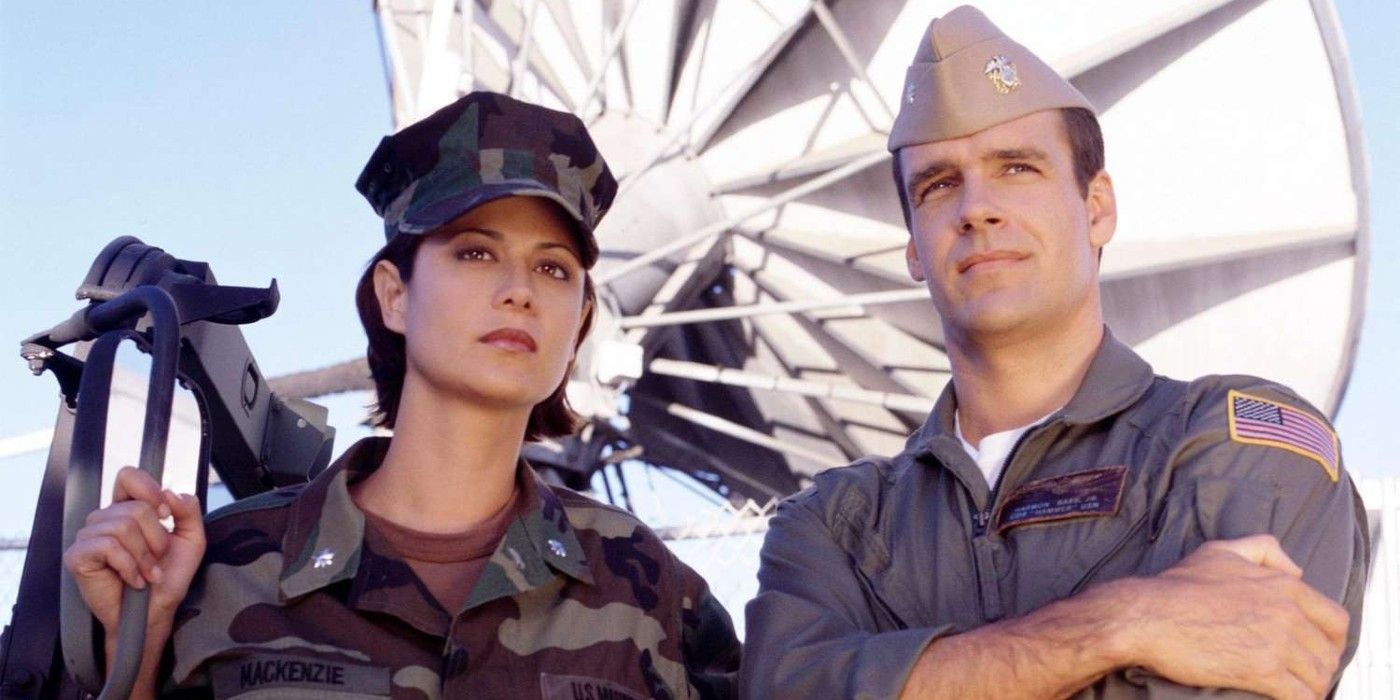 Sarah Mackenzie (Catherine Bell) e Harmon Rabb (David James Elliott) de uniforme em 'Jag'