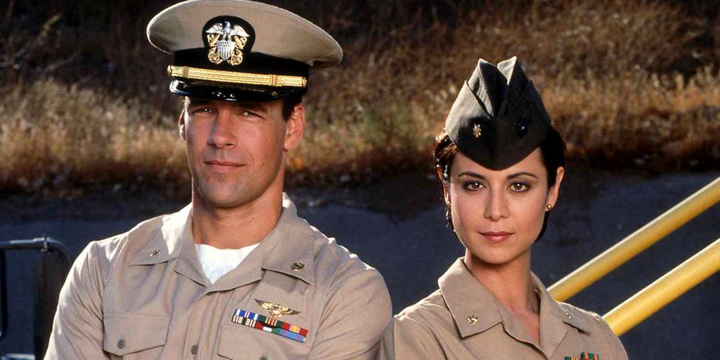 Harmon Rabb (David James Elliott) e Sarah Mackenzie (Catherine Bell) em seus uniformes militares em 'Jag'