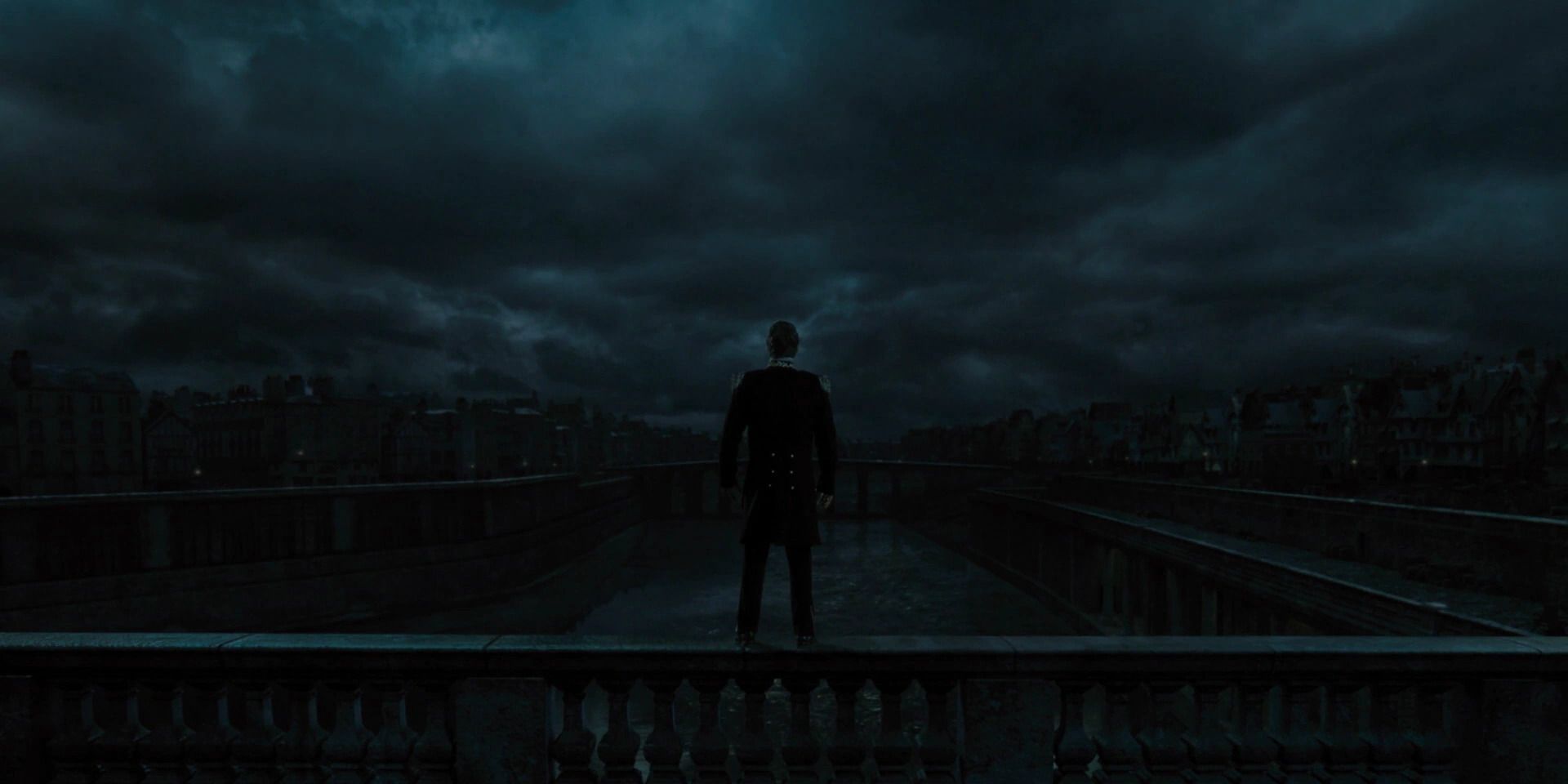 Javert (Russell Crowe) ready to drop into Seine in 'Les Miserables' (2012)