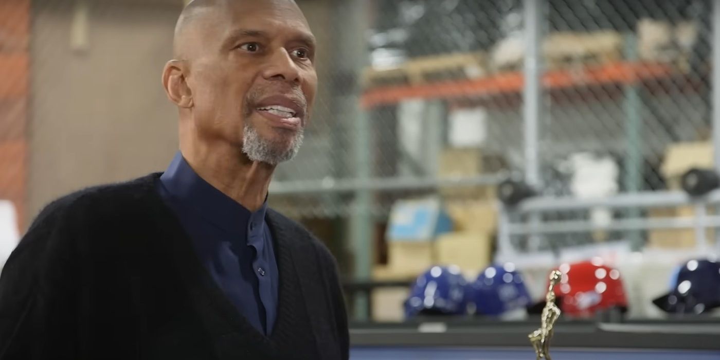   NBA leģenda Kareem Abdul-Jabbar uz lombarda zvaigznēm