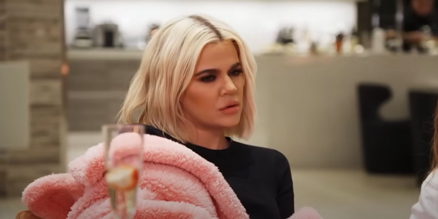 Khloe Kardashian vakariņās izskatās dusmīgs.