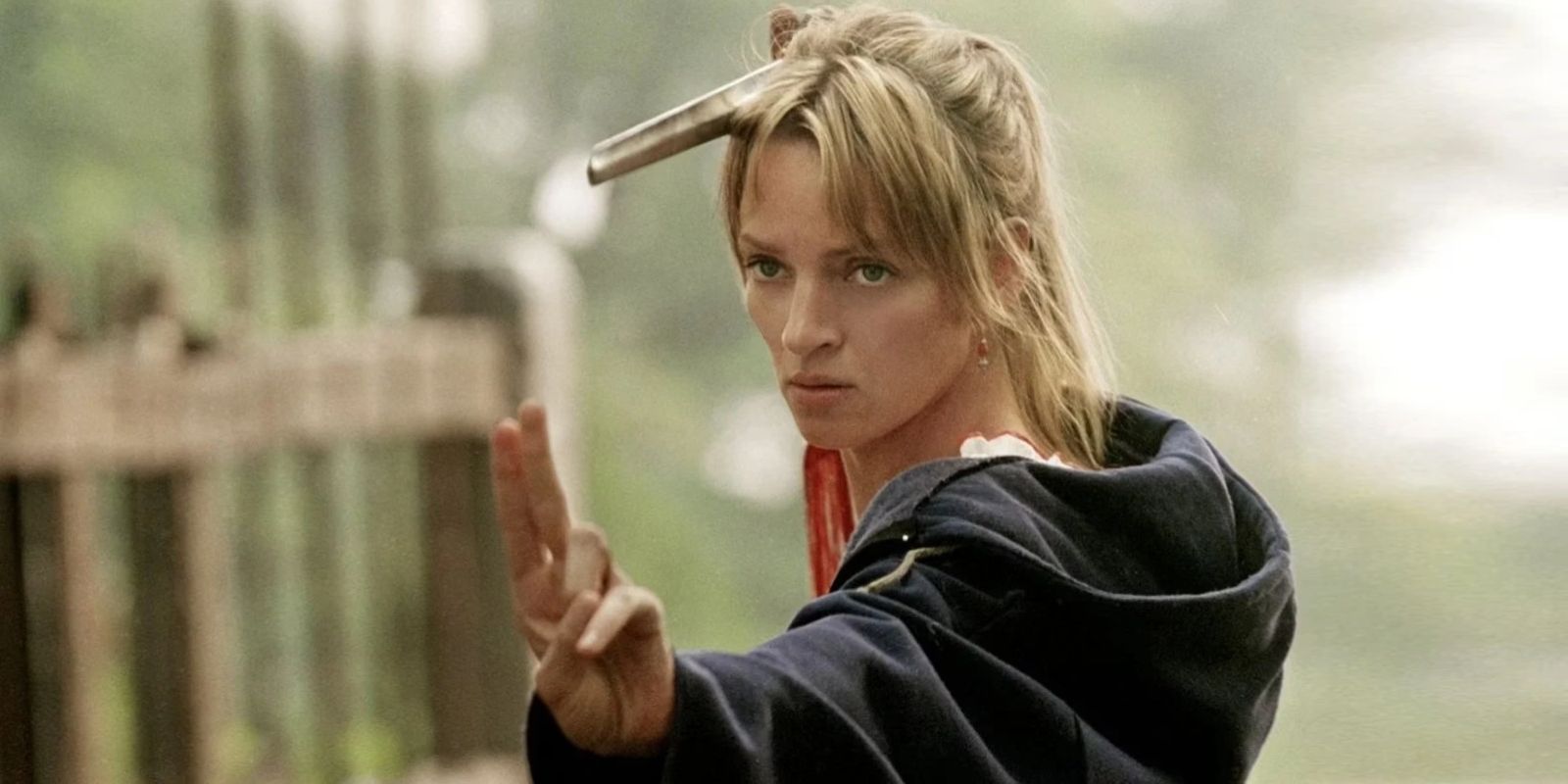 Uma Thurman empunhando uma espada em Kill Bill vol. 2.
