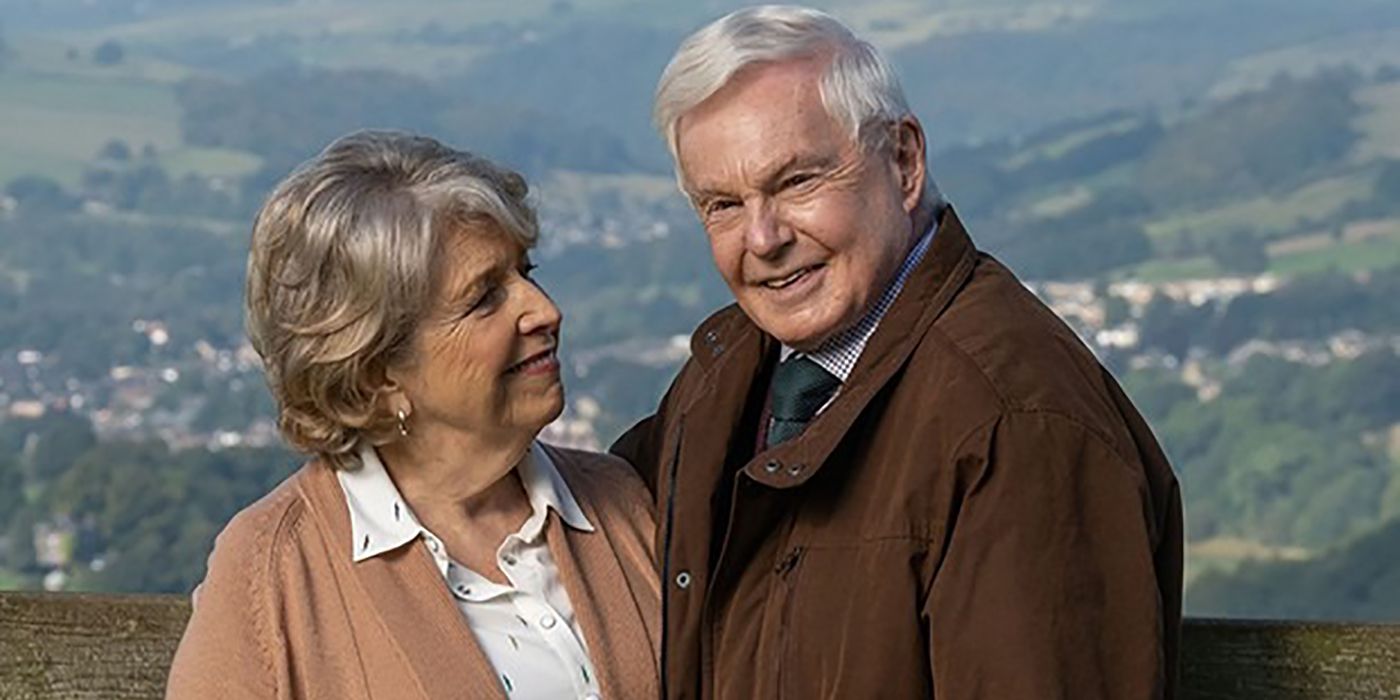 Um homem e uma mulher idosos posam por montanhas em Last Tango em Halifax.