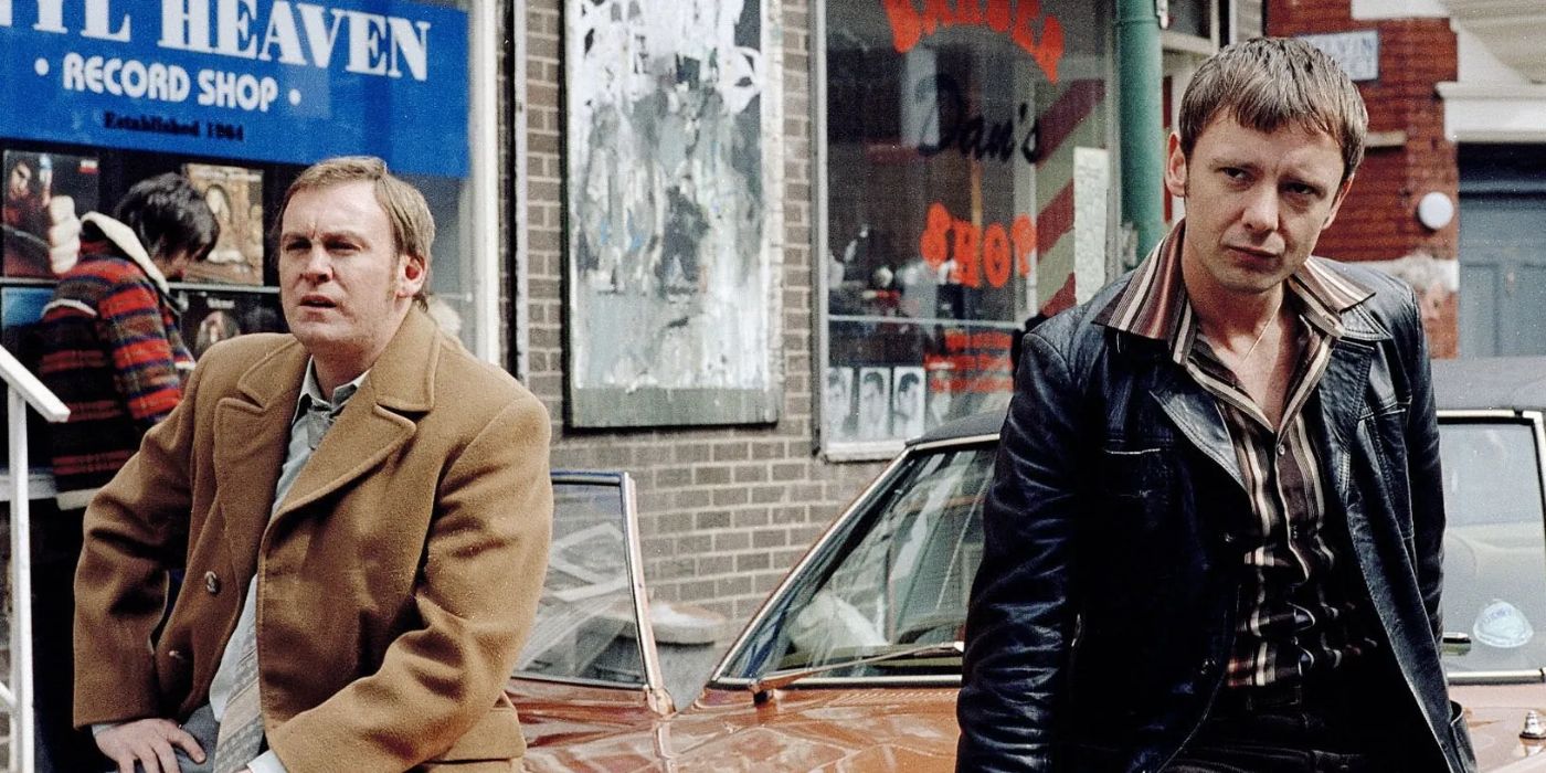 Sam Tyler e Gene Hunt do lado de fora e se inclinam contra um carro na vida em Marte.