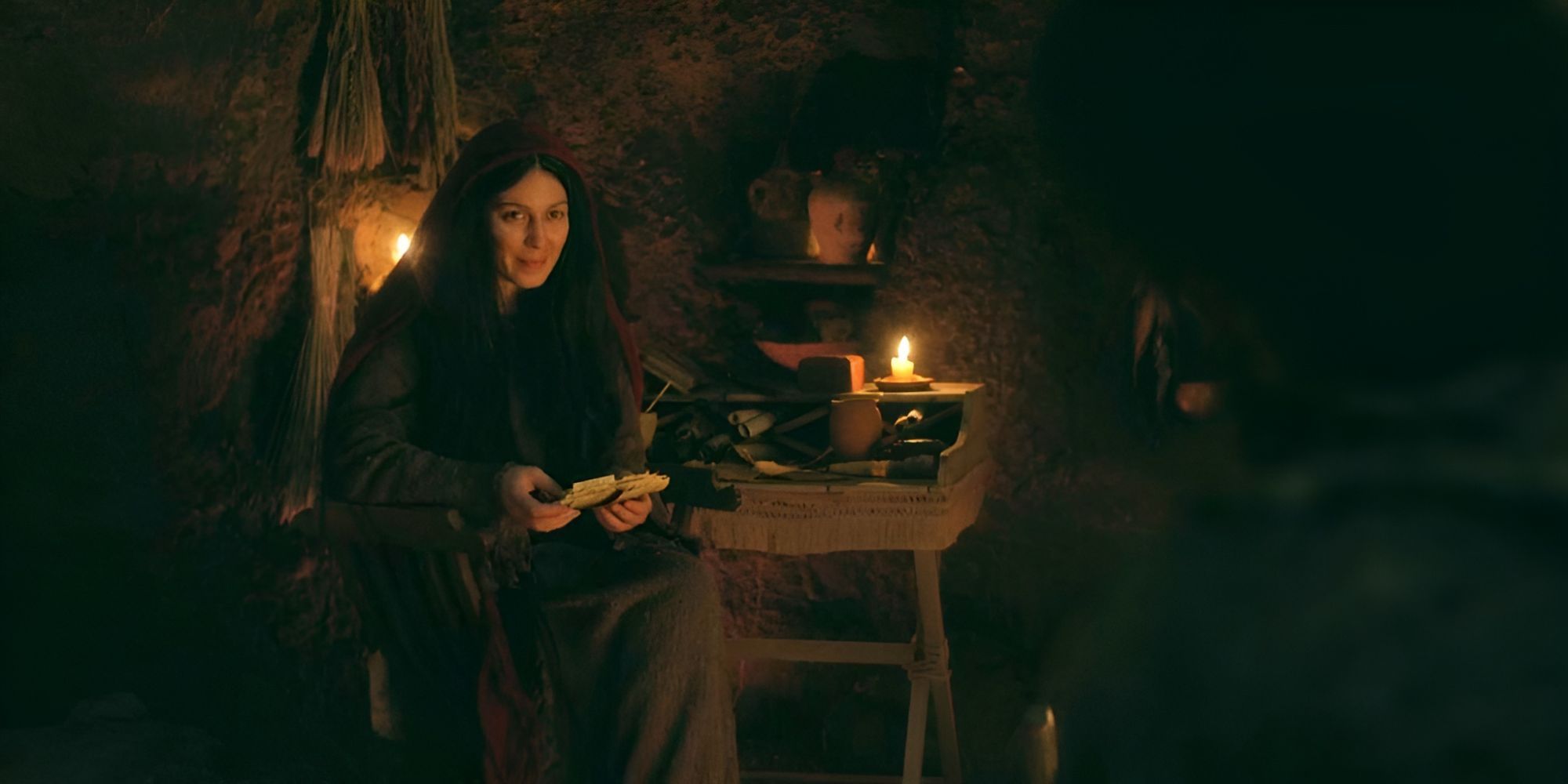 Elizabeth Tabish como Maria Madalena lendo um salmo para Paras Patel como Matthew em uma caverna nos escolhidos.