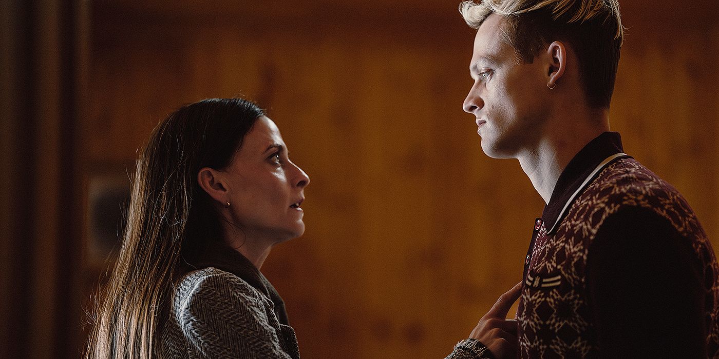 Lara Pulvera kā Bella skatās uz Ansonu Boonu kā Edijs Moblandā