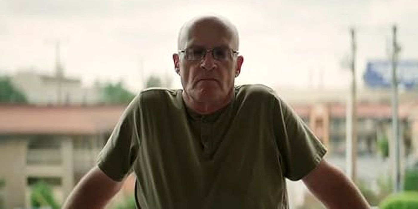 Deivids Sconce uz balkona filmā “Mortician”