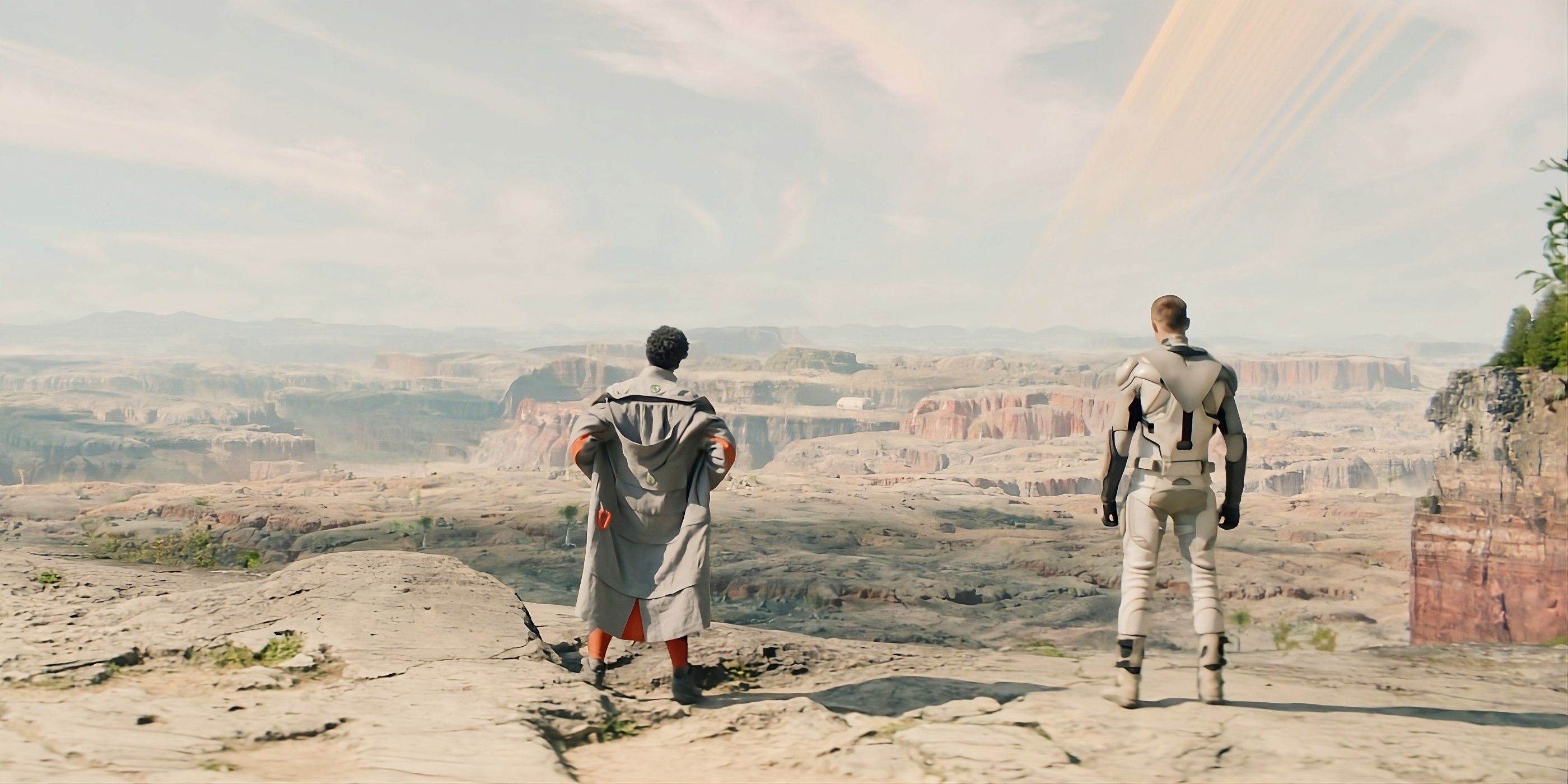 Mensah e Murderbot olhando sobre a paisagem do deserto no episódio 8