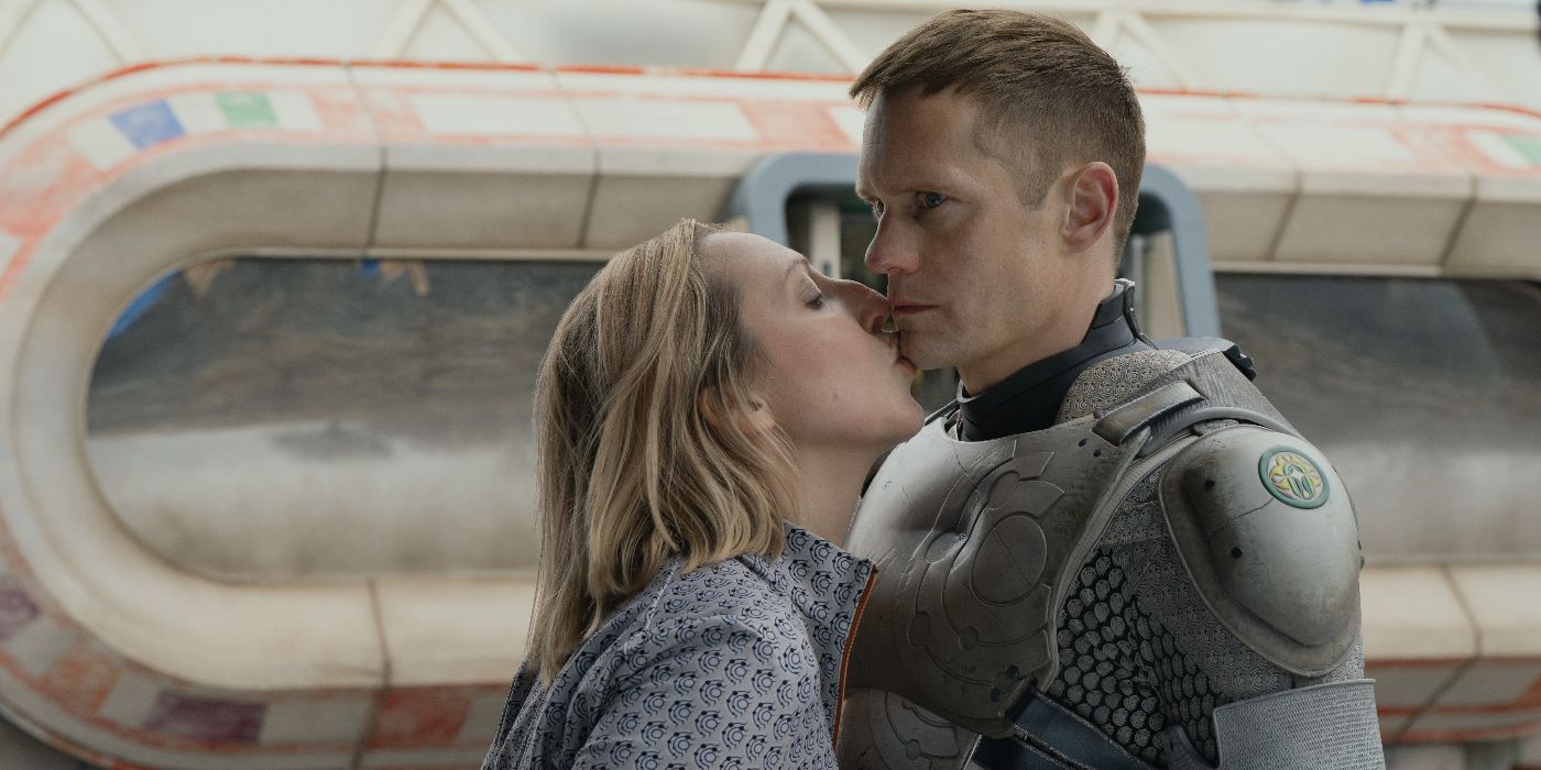 Leebeebee (Anna Konkle) kissing Murderbot's (Alexander Skarsgard) chin in Episode 5