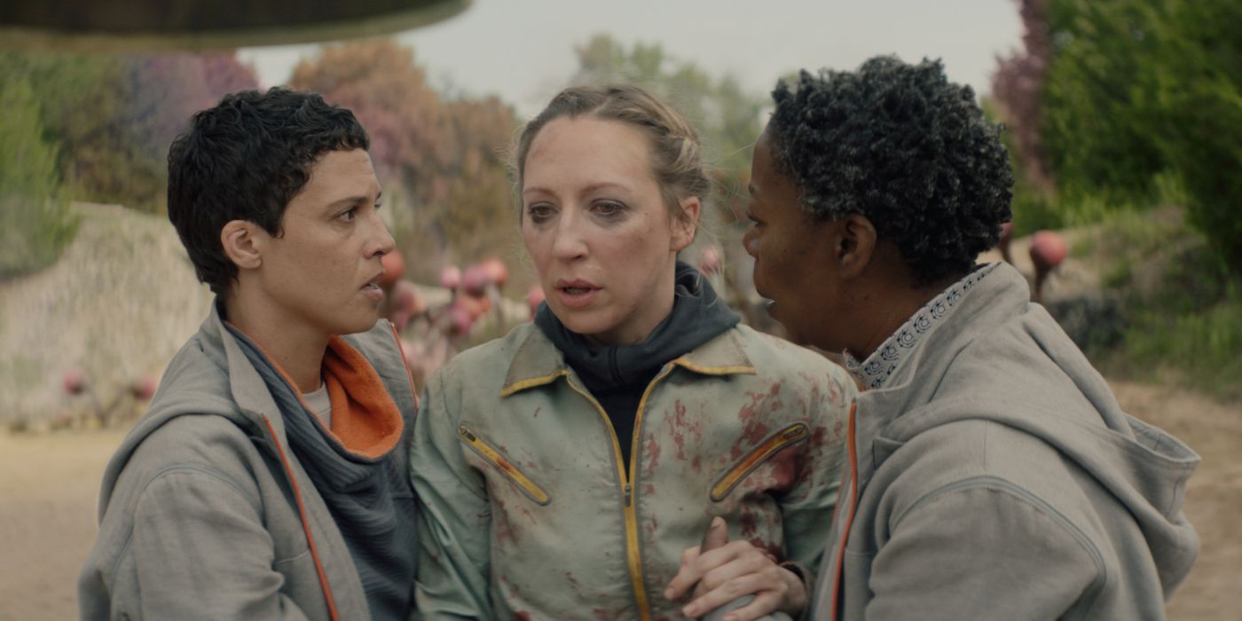 Arada (Tattiawna Jones) and Mensah (Noma Dumezweni) comforting Leebeebee (Anna Konkle) in Muderbot Episode 5