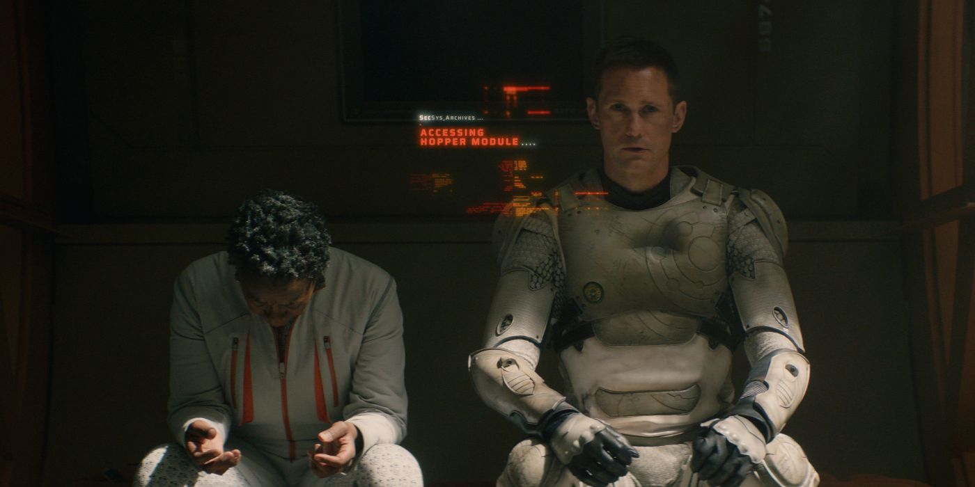 Murderbot fica ao lado de um Mensah preocupado no episódio 6 assassinato
