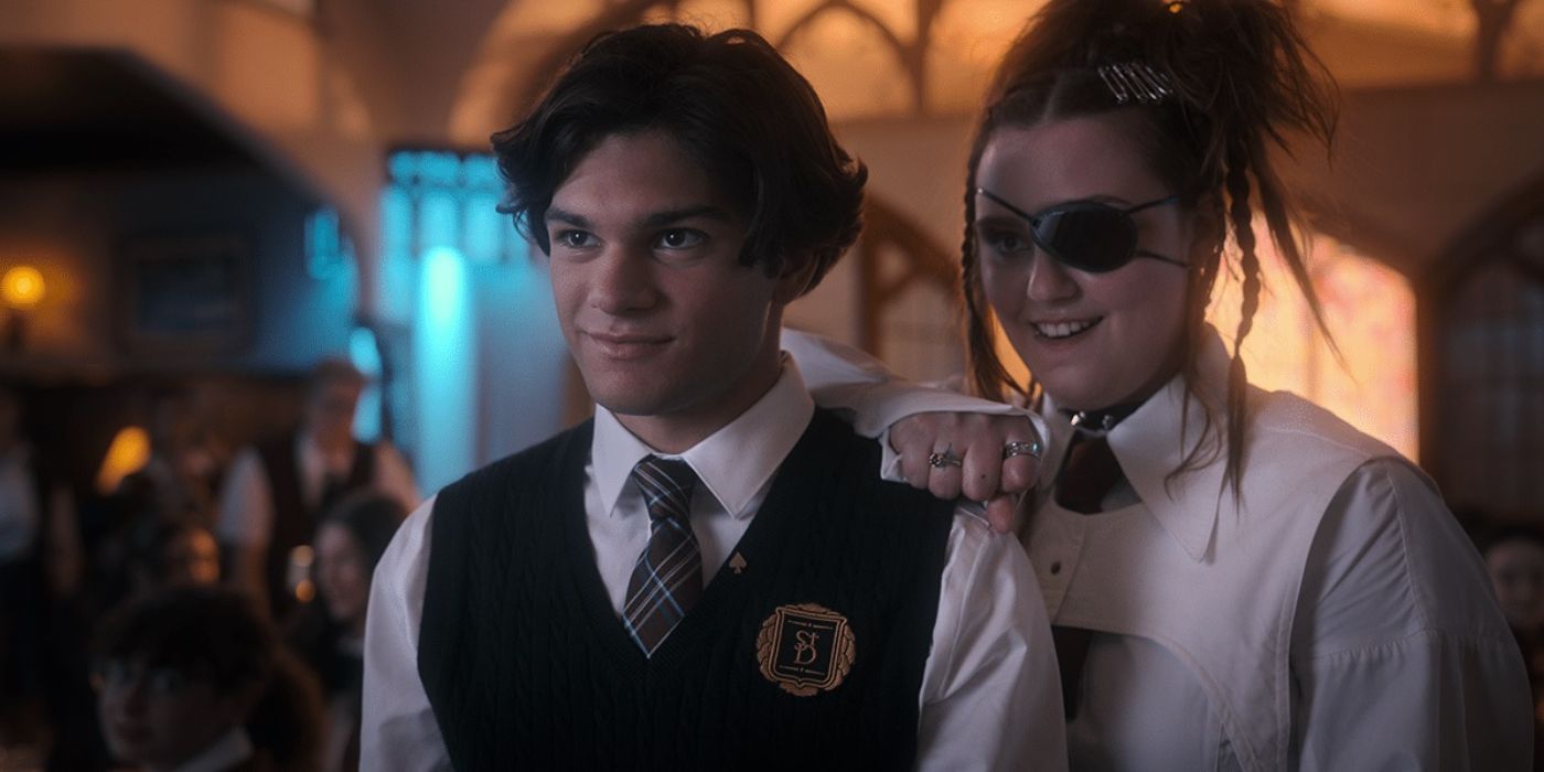 Uma pessoa com um remendo ocular fica atrás de outra em um uniforme escolar da série BET da Netflix.