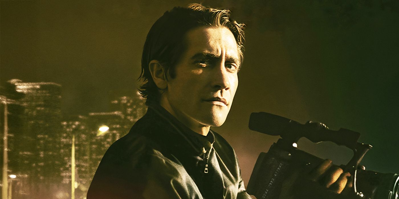 Jake-Gyllenhaal holding a camera and looking to his right in Nightcrawler