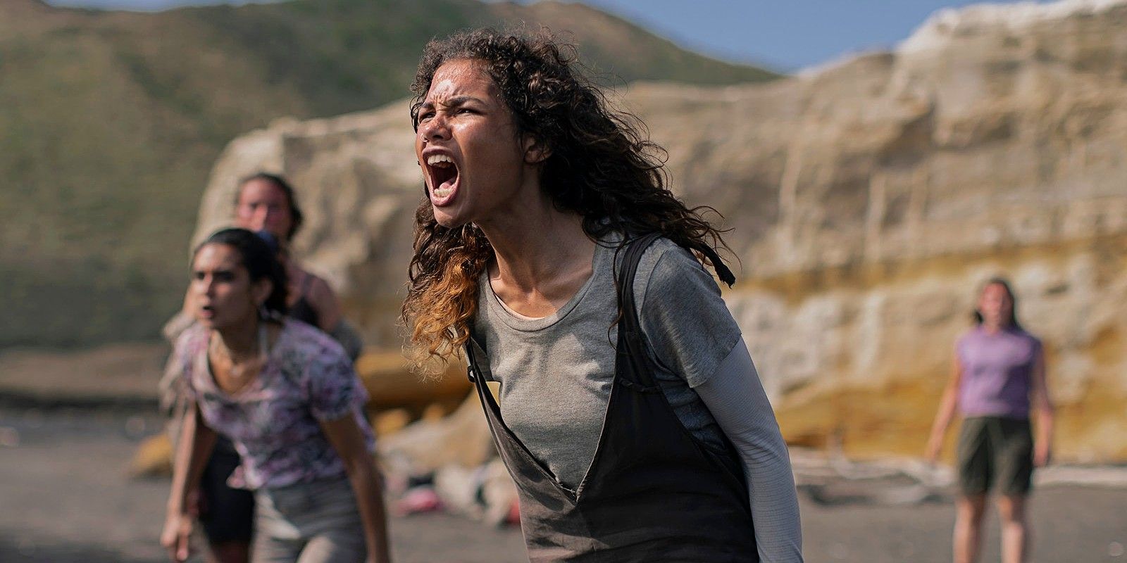 Nora Reid screaming on the beach in The Wilds Season 1.