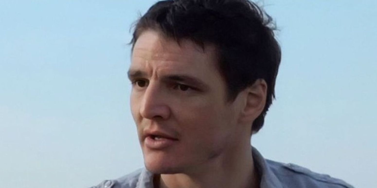 Um close de Pedro Pascal olhando para alguém fora da tela em Little Lies.