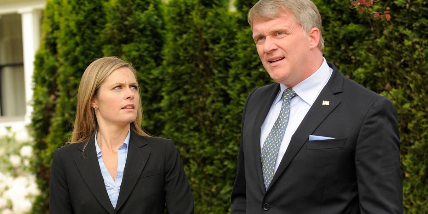 Maggie Lawson and Anthony Michael Hall in an episode of Psych