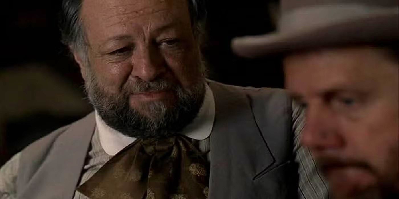 Rikijs Džejs skatījās uz citu cilvēku Deadwood 1. sezonā.