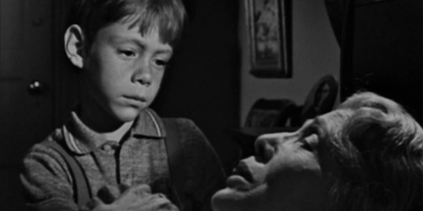 Bill Mumy olha por cima da cabeceira de Lili Darvas na zona de Twilight.