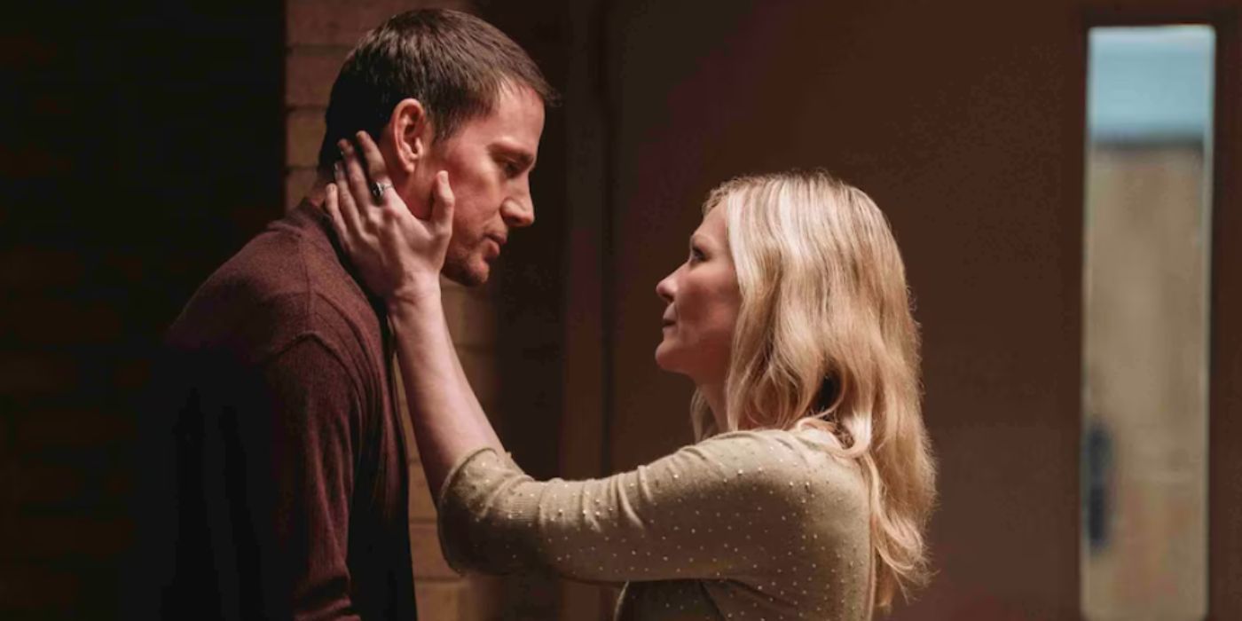Channing Tatum e Kirsten Dunst como Jake Manchester e Leigh Wainscott usando uma camisa marrom e uma camisa verde em um corredor em 'telhado'