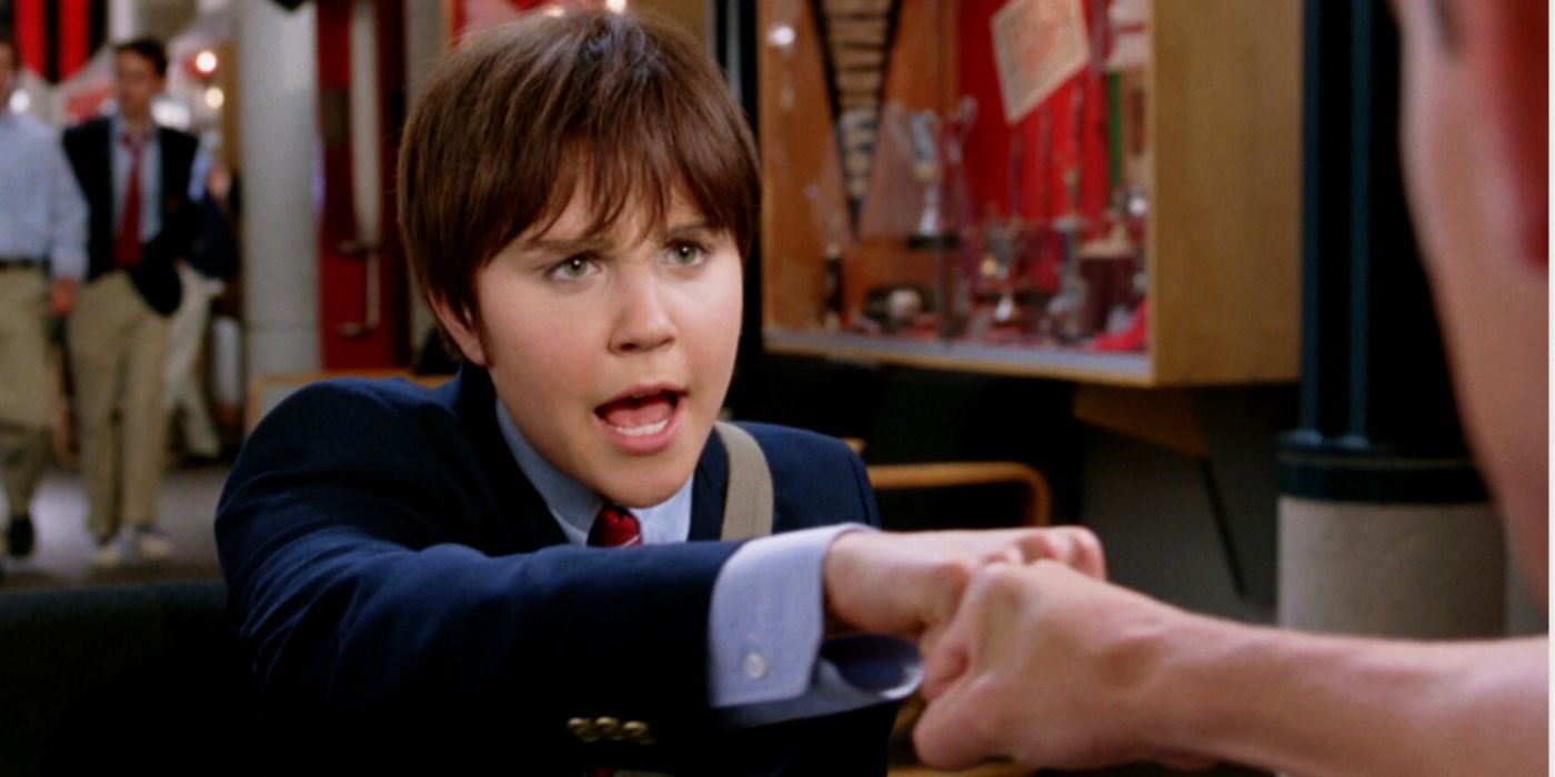 Amanda Bynes kā Viola valkā zilu uzvalku un īsu parūku filmā “She’s the Man”