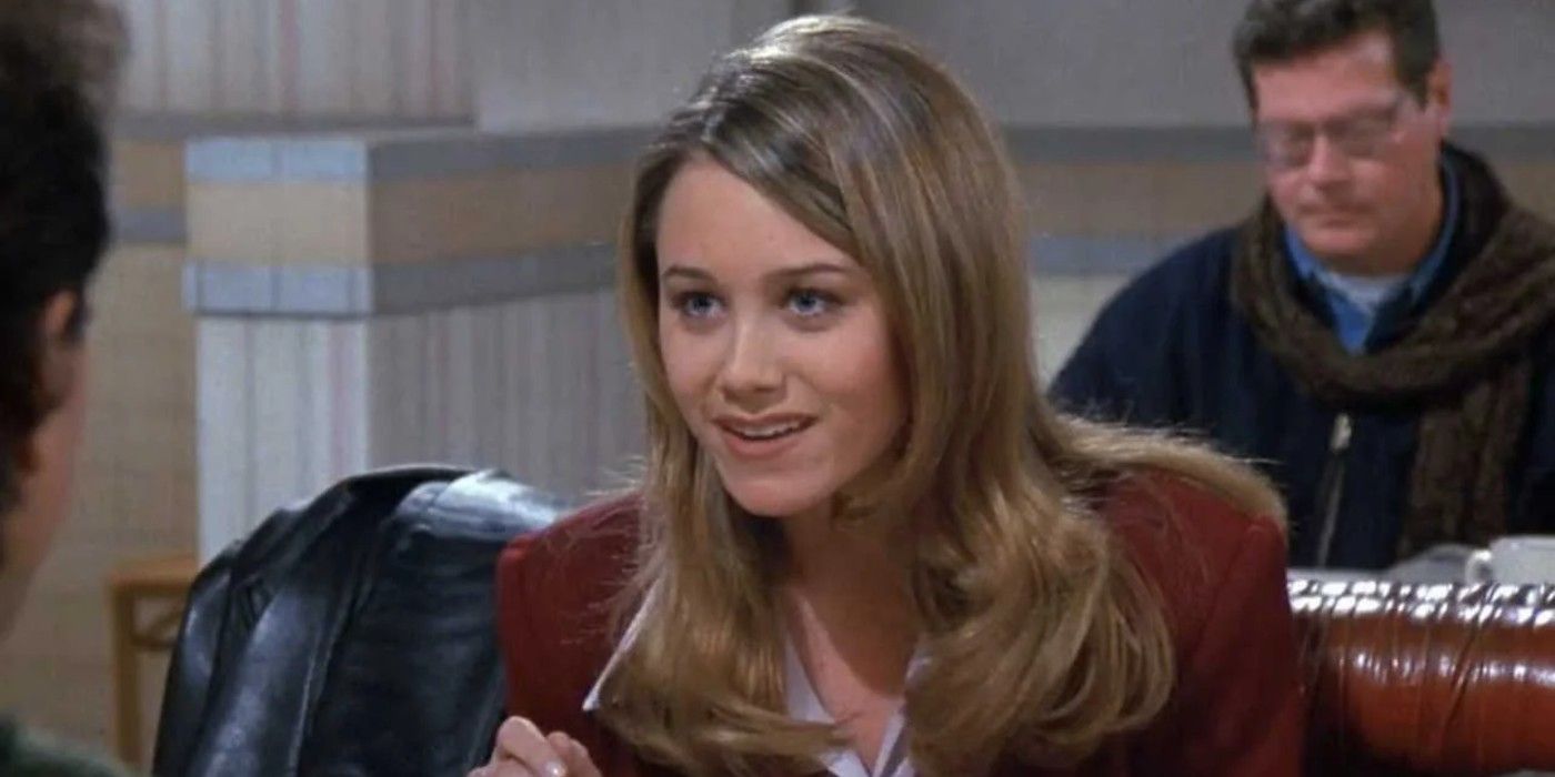Ellen (Christine Taylor) sentada no restaurante em 'Seinfeld'