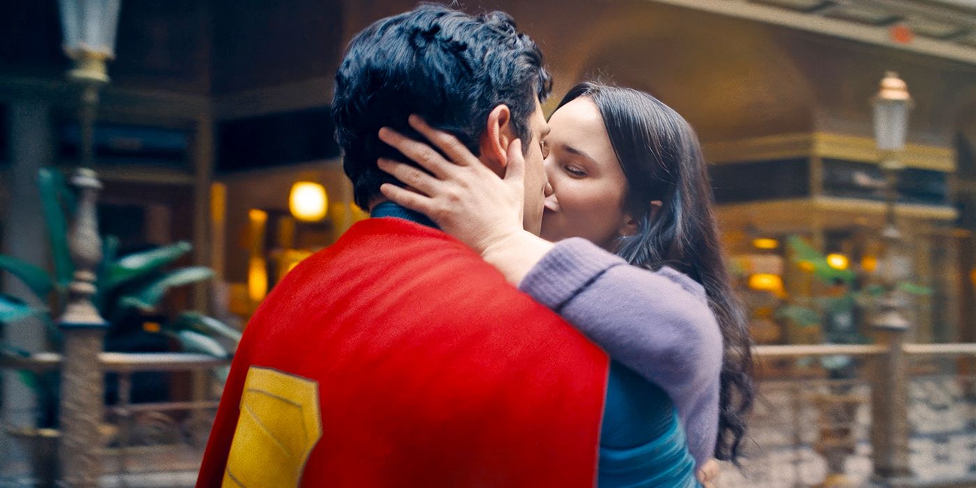 Rachel Brosnahan como Lois e David Corenswet como Superman se beijando lá fora em Superman (2025)