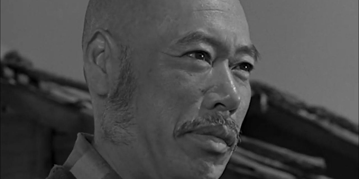 Takashi Shimura sorrindo suavemente em 'Sete Samurai'