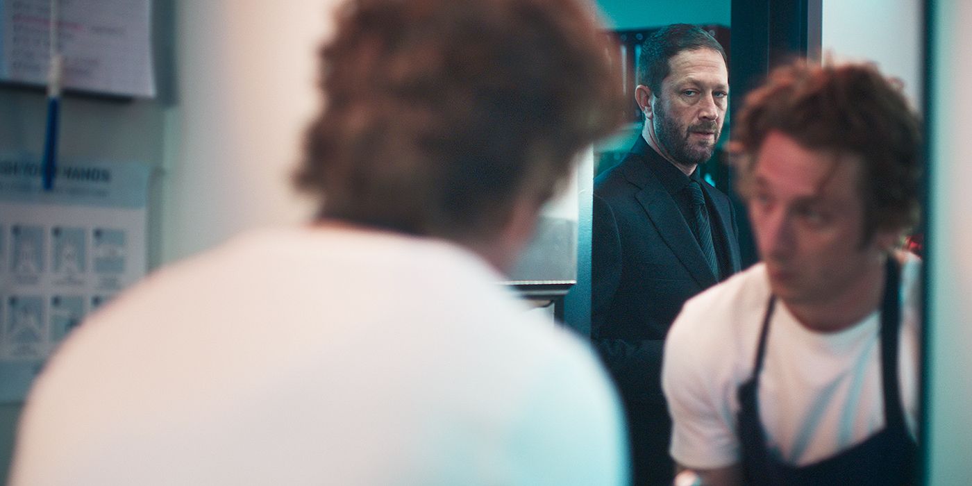 Carmy (Jeremy Allen White) olhando para Richie (Ebon Moss-Bachrach) na quarta temporada de Bear 4