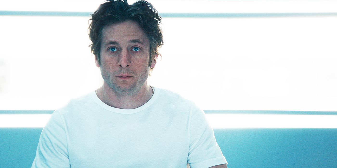 Carmy (Jeremy Allen White) na cozinha com uma luz branca atrás dele na quarta temporada de Bear 4