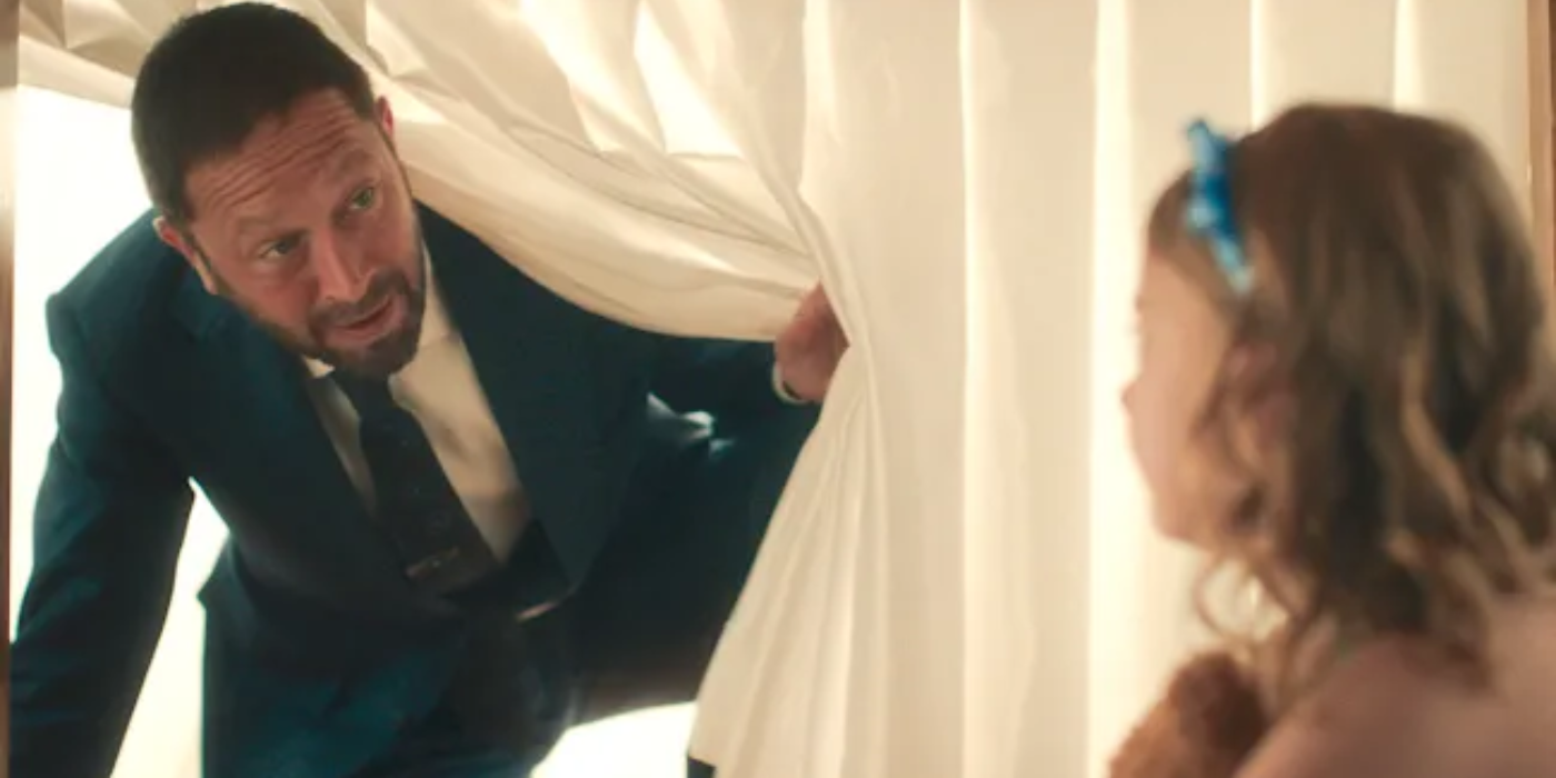 Richie finds Eva under the table in the Bear.