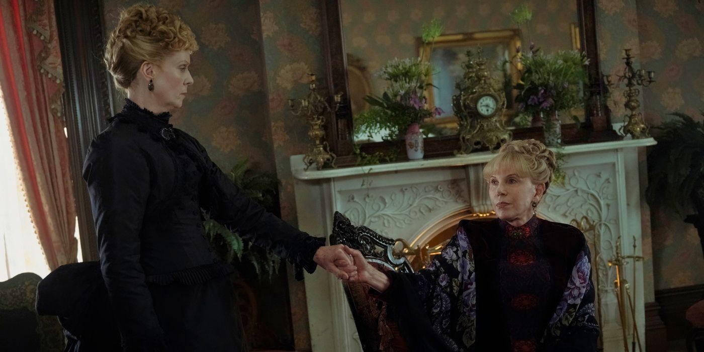 Cynthia Nixon e Christine Baranski de mãos dadas na terceira temporada da idade dourada