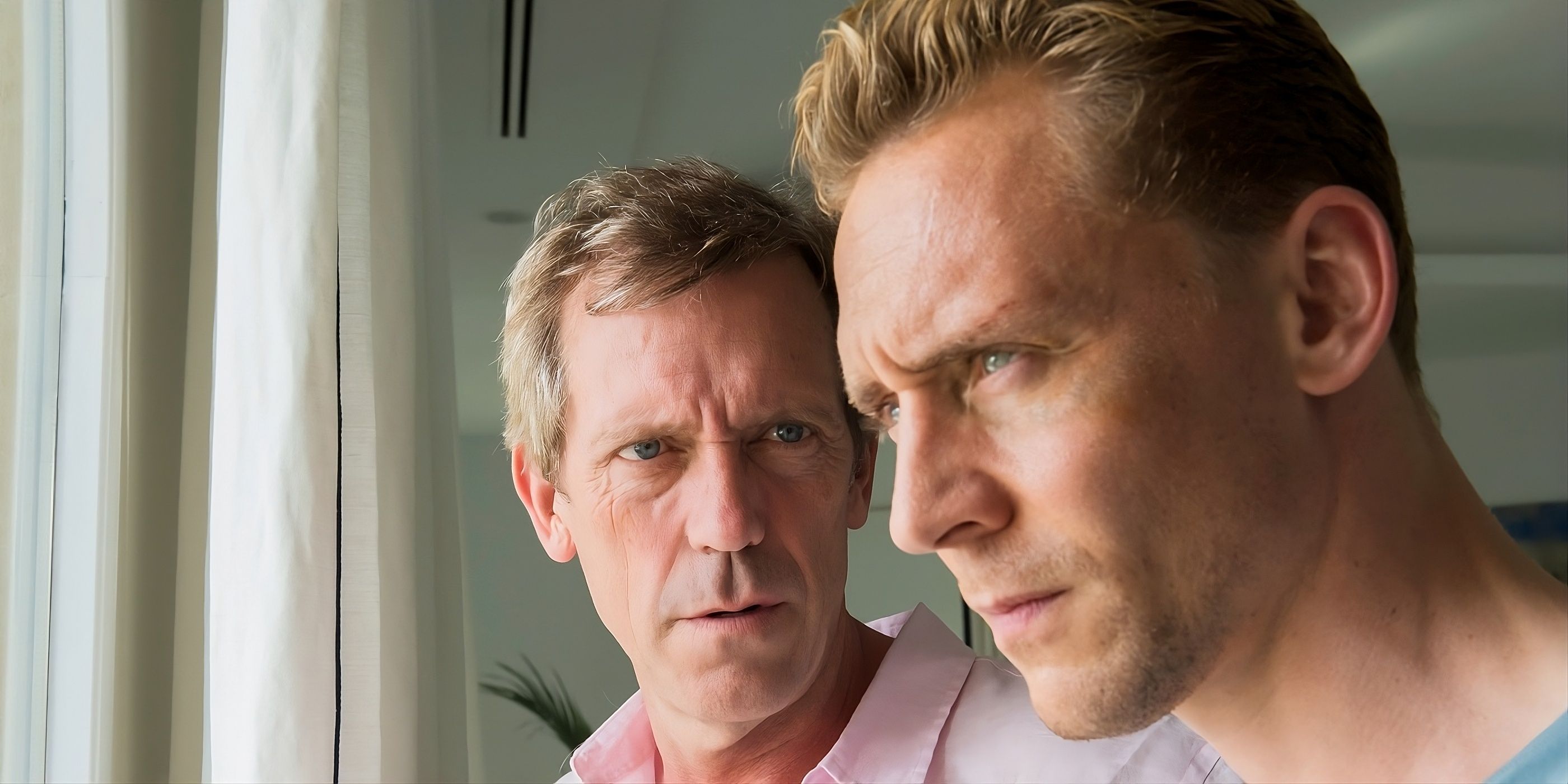 Ričards Ropers (Hjū Laurijs), skatoties uz Jonathan Pine (Toms Hiddlestons) nakts vadītājā