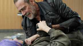 Jeffrey Dean Morgan's Negan crying and holding the face of Hilarie Burton's Lucille in The Walking Dead: Dead City, Season 2, Episode 7