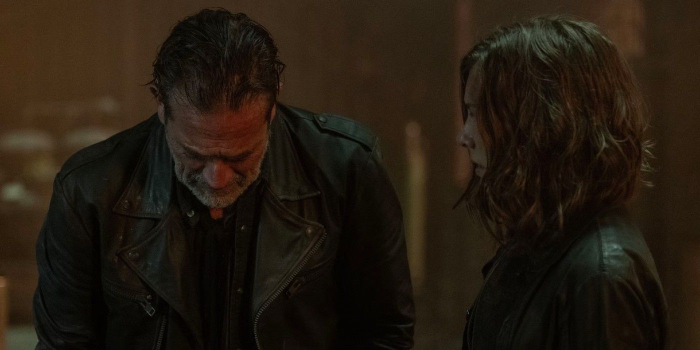 Maggie (Lauren Cohan) observa Negan (Jeffrey Dean Morgan) pendurar a cabeça em 'The Walking Dead: Dead City'