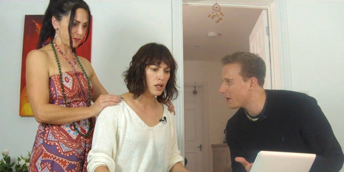 Emily Booth, Chrissy Randall e Tom Wheatley olhando para uma tela de laptop em choque estão lá fora.