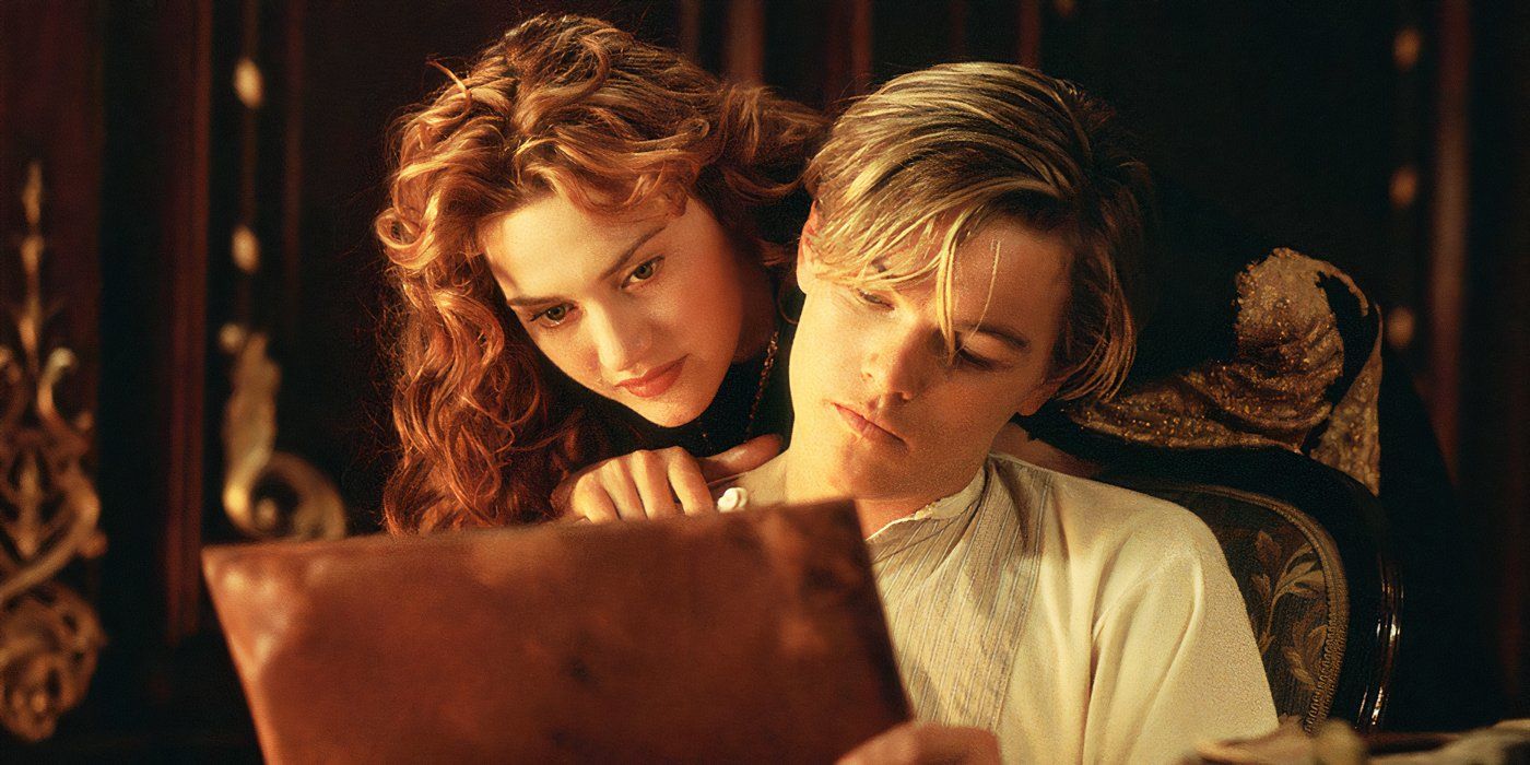 Kate Winslet mientras Rose mira por encima del hombro de Leonardo DiCaprio en un dibujo en Titanic.