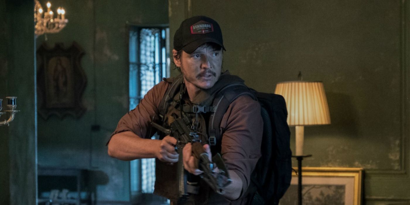 Pedro Pascal como peixe -gato usando uma mochila, segurando um rifle dentro de uma casa em Triple Frontier, 2019.