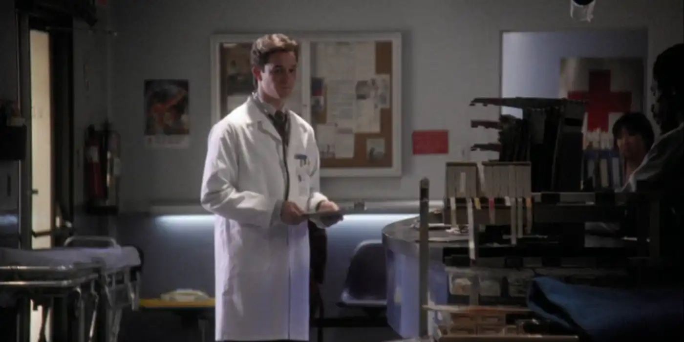 John Carter (Noah Wyle) arrives at County General for the first time as a medical student