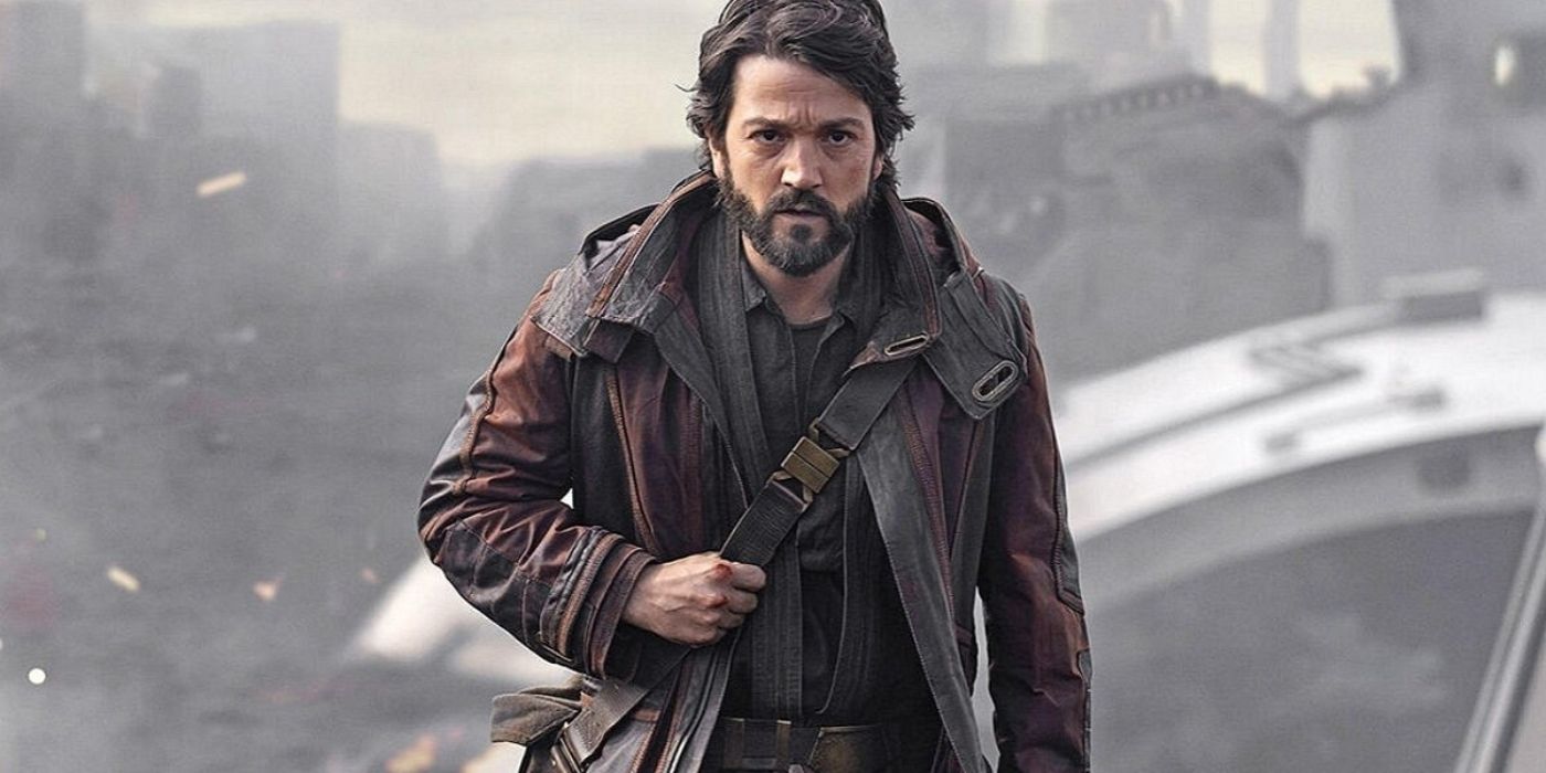 Diego Luna como Cassian Andor enquanto ele caminha em um episódio de 'Andor'.