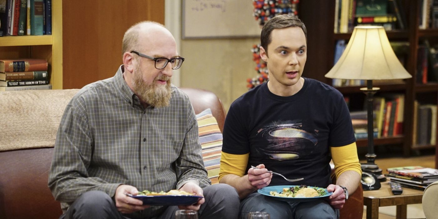 Bert Kibbler e Sheldon Cooper comem no sofá em 'The Big Bang Theory'