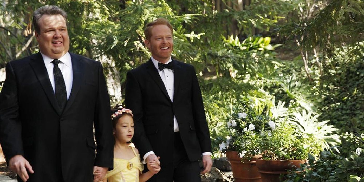 Cam, Mitch e Lily em trajes de casamento em 'The Wedding, Parte 1' From 'Modern Family'