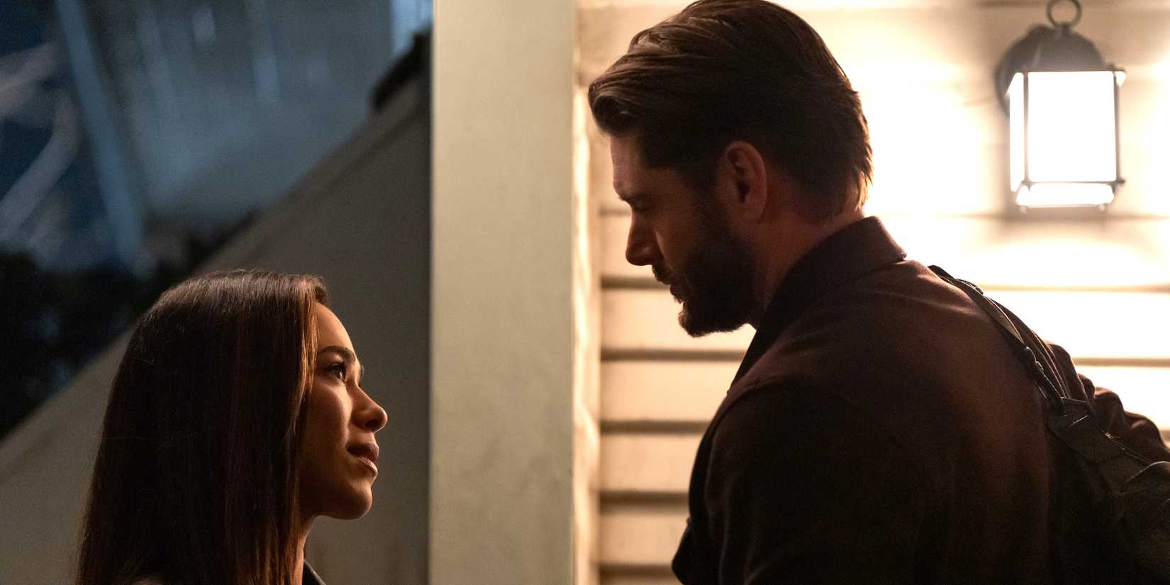Jessica Camacho como Oliveros y Jensen Ackles como Meachum mirándose en cuenta regresiva