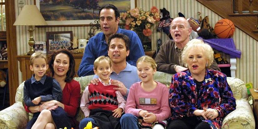 The family sitting around the couch in Everybody Loves Raymond.