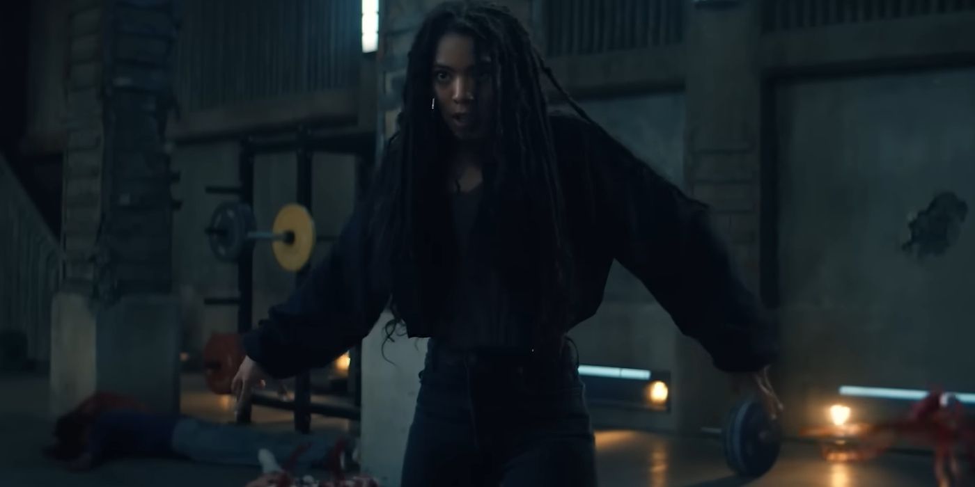 Jaz Sinclair como Marie Moreau, de pie en el centro del cuadro con los brazos extendidos y preparándose para atacar, en una toma de la temporada 2 de 'Gen V'.