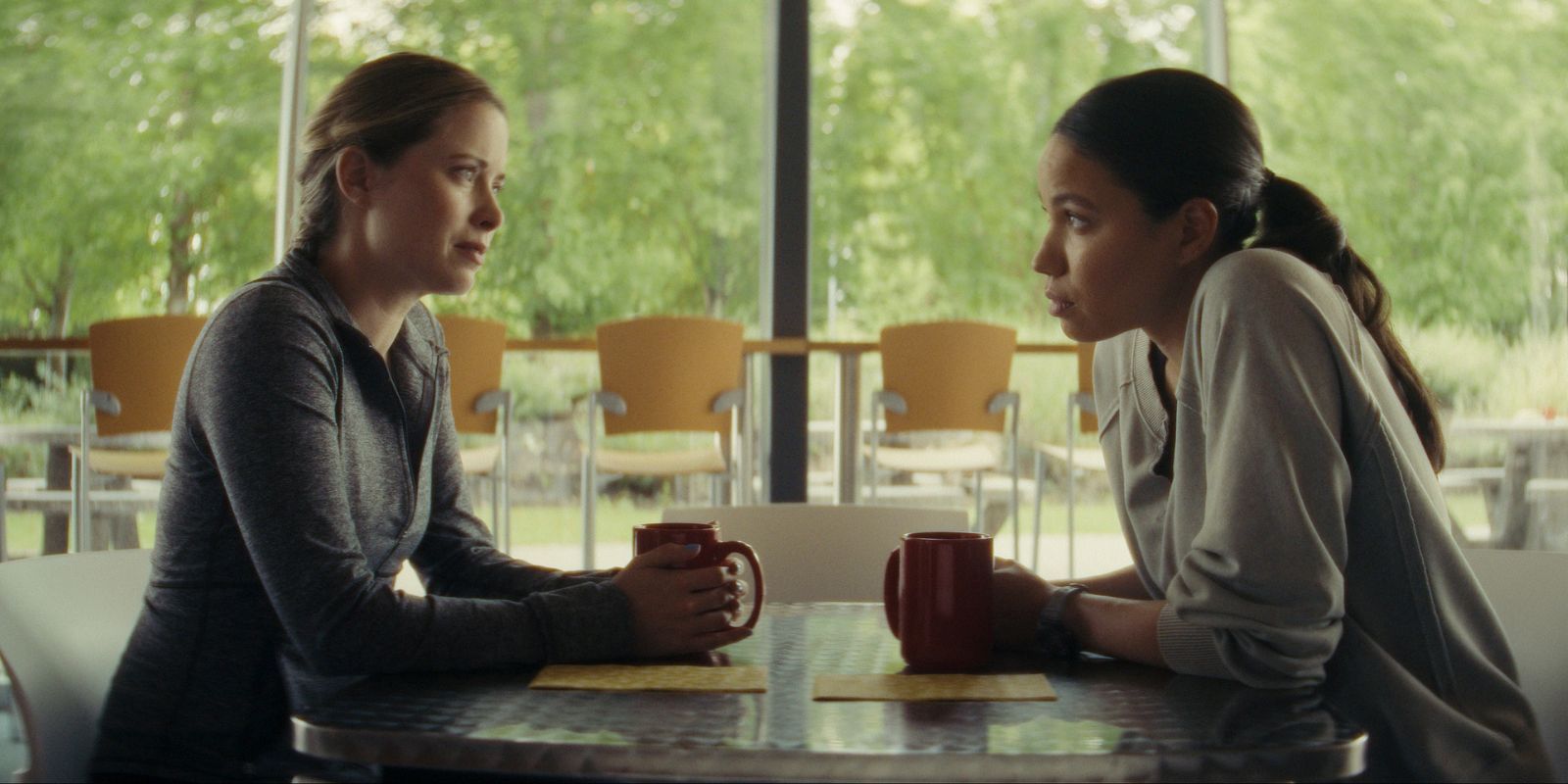 Hannah Emily Anderson ve Jurnee Smollett Dumanda Konuşuyor